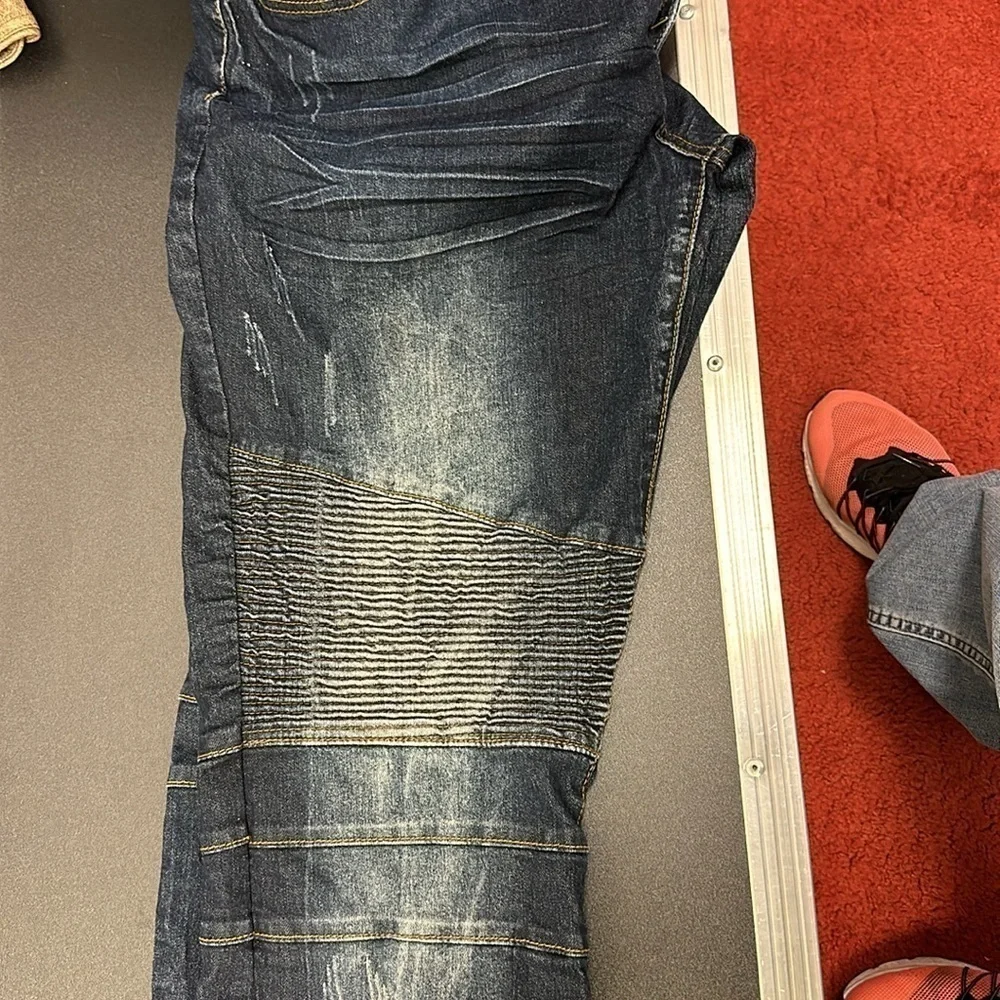 X-ray men’s distressed straight leg jeans size 36/32